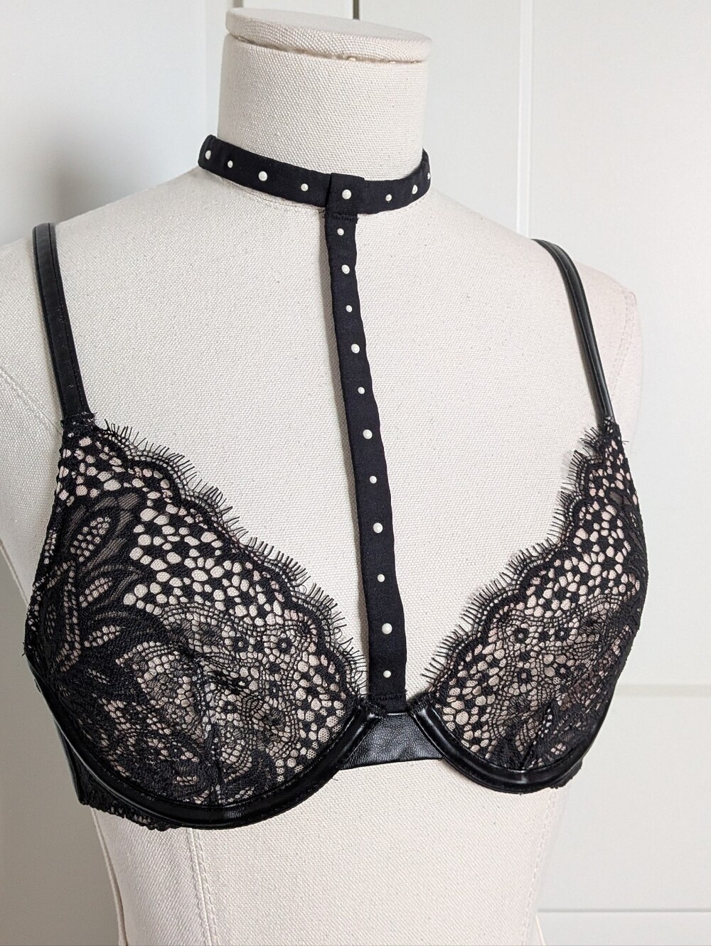 Victoria's Secret Very Sexy Choker Lace Bra 32B Black NWOT